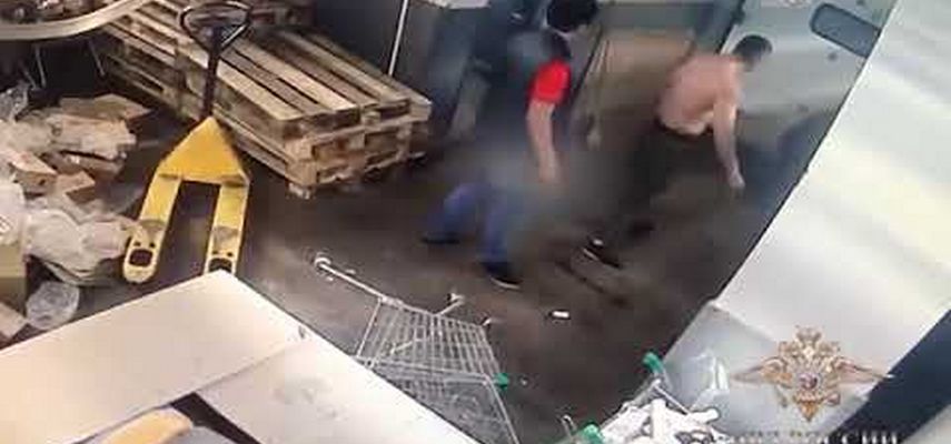 Охранники супермаркета "Пятерочка" избили посетителя и украли у него деньги
